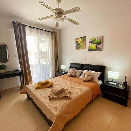 Cozy Poolside Apartment Paphos Exterior foto