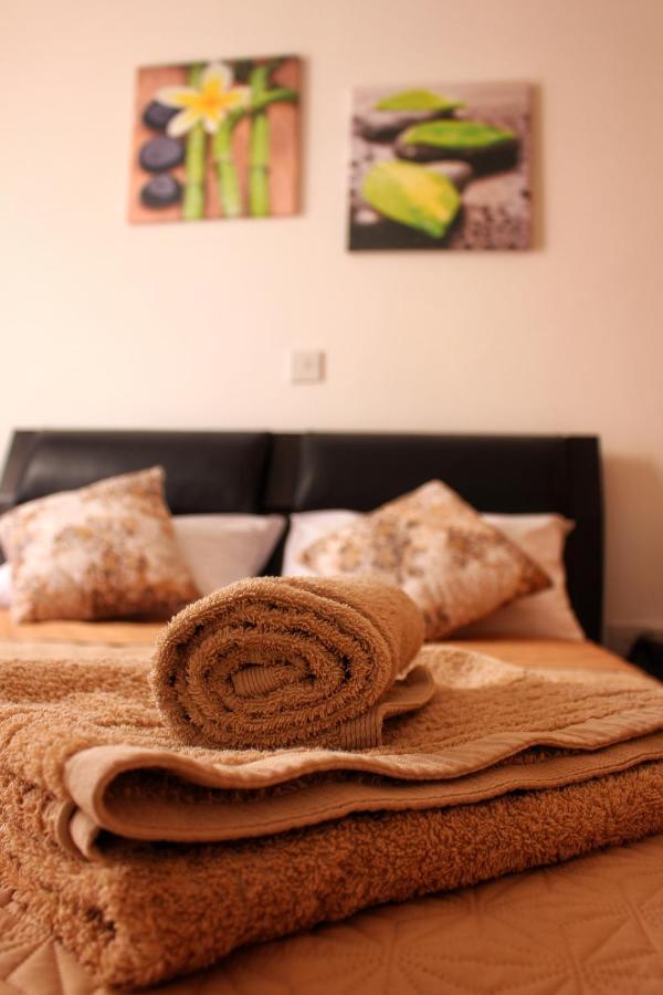 Cozy Poolside Apartment Paphos Exterior foto
