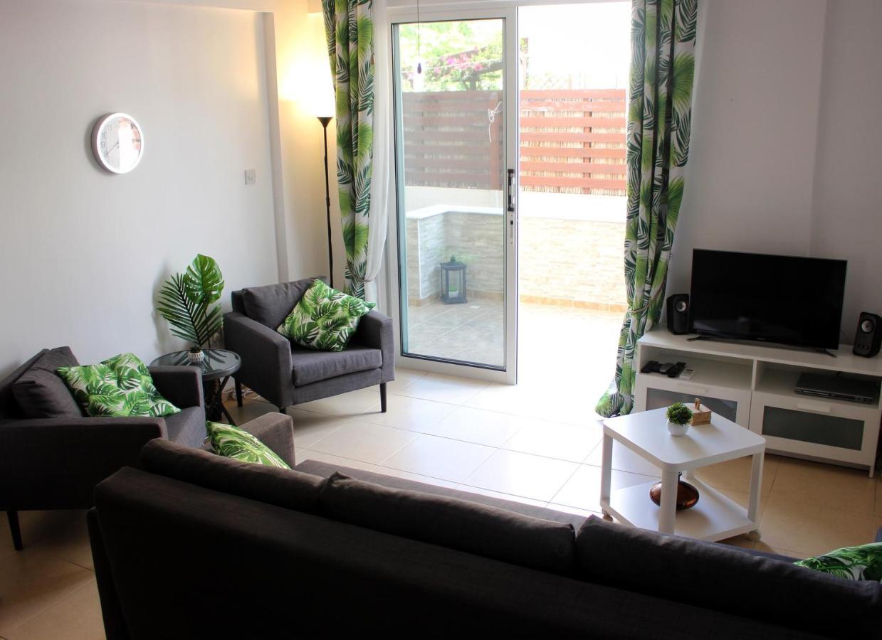 Cozy Poolside Apartment Paphos Exterior foto