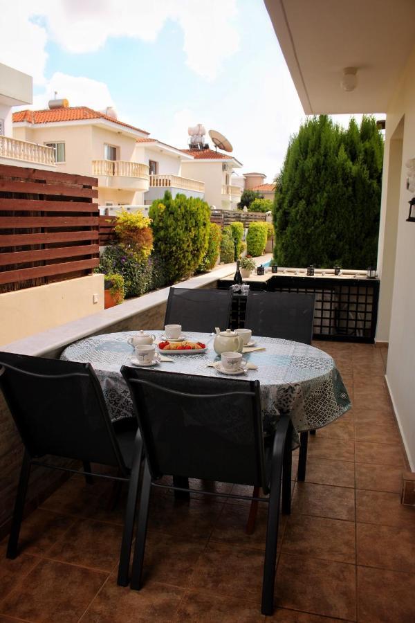 Cozy Poolside Apartment Paphos Exterior foto