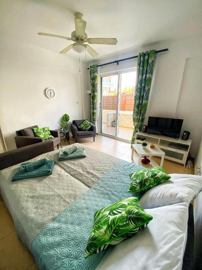 Cozy Poolside Apartment Paphos Exterior foto