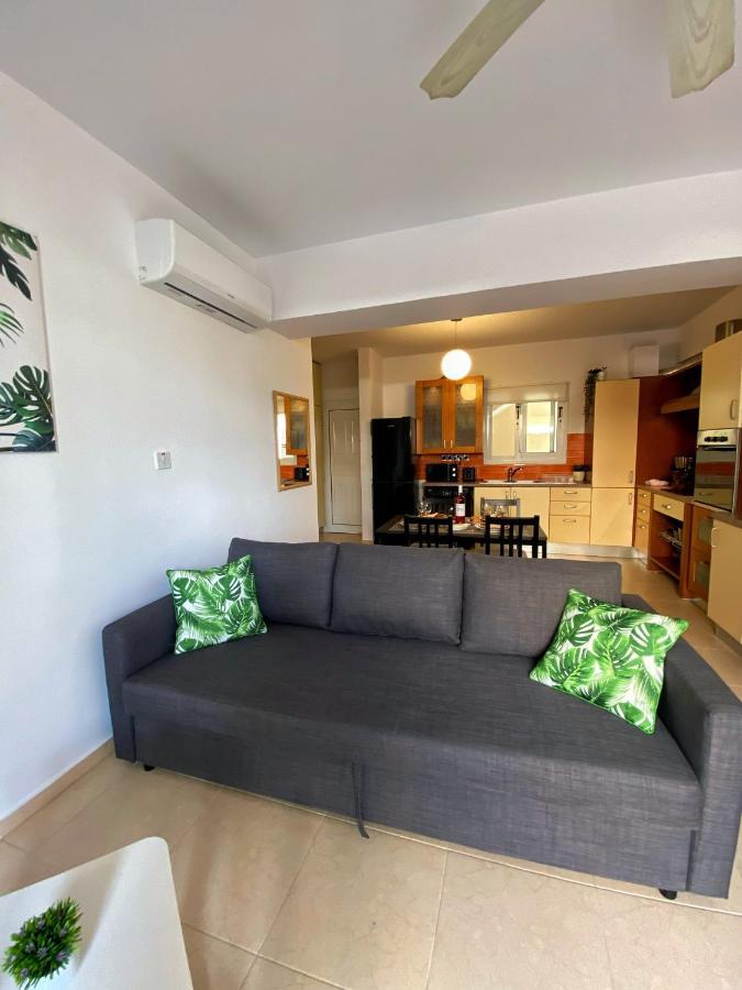 Cozy Poolside Apartment Paphos Exterior foto