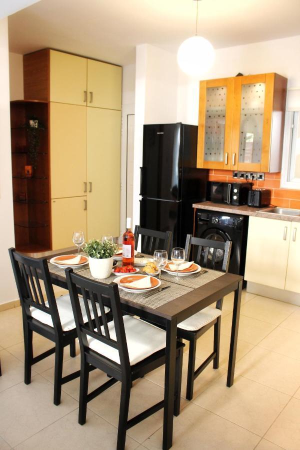 Cozy Poolside Apartment Paphos Exterior foto