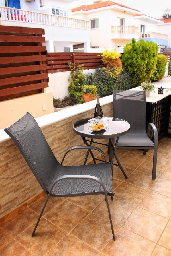 Cozy Poolside Apartment Paphos Exterior foto